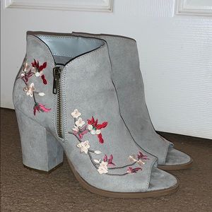 Embroidered blue open toed heels